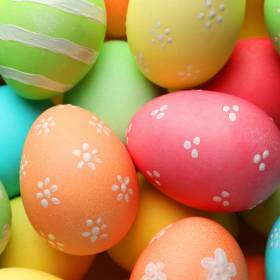 Zapomnij o chemicznych barwnikach. Ta metoda na pisanki daje obłędny efekt