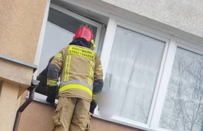 Zapłakany 5-latek stał w oknie. Rodzice zostawili go samego w domu