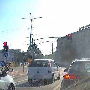 Kierowca "staranował" samochód, który wjechał na czerwonym. "Najlepsza jest reakcja widowni" [WIDEO]
