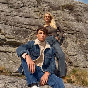 Jeansy męskie w stylizacjach casual i smart-casual – jak łączyć je z innymi elementami garderoby?