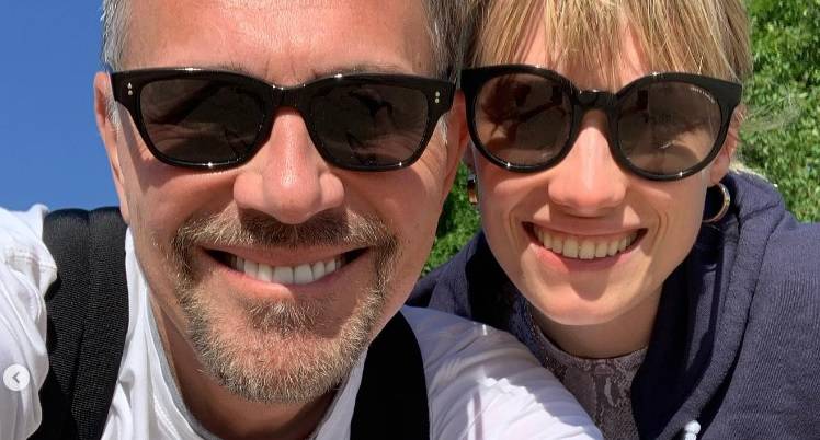 Żona Krzysztofa Ibisza w luźnej sukni. Nie zdołała zakryć ciążowych krągłości [ZDJĘCIE]