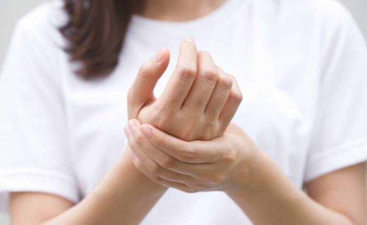Drętwienie rąk- przyczyna, fot. Shutterstock