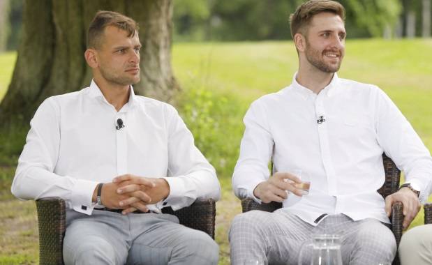 "Rolnik szuka żony 7". Nowe zdjęcie Mateusza z innymi uczestnikami i lawina domysłów. Ślub po programie?                      