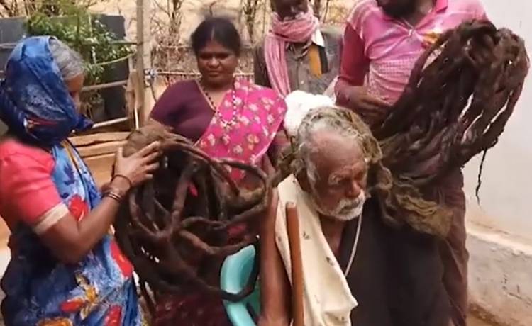 Od 97 lat nie ścinał włosów. Pasma mają 7 metrów i utrudniają chodzenie [WIDEO]