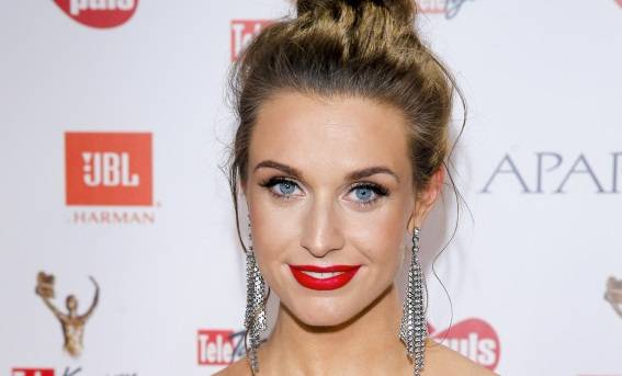 Julia Kamińska podkręca temperaturę, odsłaniając ciało. Czerwona kreacja nie pozostawiła wiele wyobraźni [ZDJĘCIE]