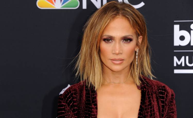 Jennifer Lopez po 19 latach w tej samej kreacji! Piosenkarka przeszła po wybiegu na pokazie mody Versace!