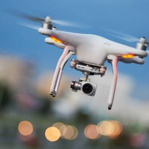 Dron zakłócił pracę jednego z największych lotnisk w Europie  To kolejny taki przypadek w tym tygodniu