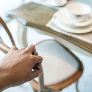 Odruchowo wsuwasz krzesło pod stół? Psychologia tłumaczy, co to oznacza