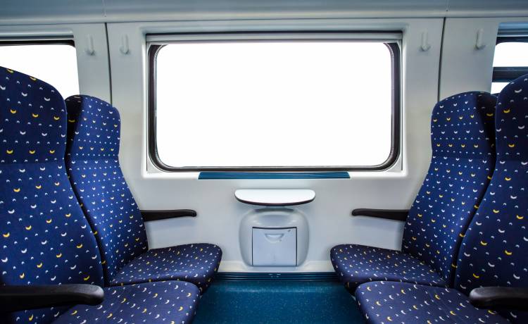 Wszedł do pociągu i zastał taki widok. Zdjęcia opublikował w sieci. Internauci są w szoku [FOTO]