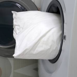 Jak prać poduszki, żeby były puszyste? Wielu Polaków popełnia ten błąd