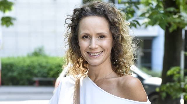 Monika Mrozowska topless. Nagie ciało pokryła cienką warstwą gliny. Gwiazda "Rodziny zastępczej" bez skrępowania pozowała podczas wakacyjnej sesji zdjęciowej