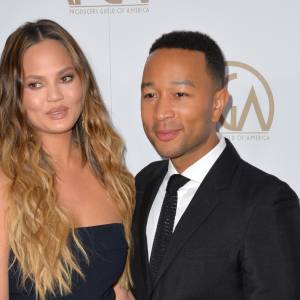 Żona Johna Legenda bez stanika! Chrissy Teigen pokazuje ciało, a fani sugerują ciążę?! "Hot mama"