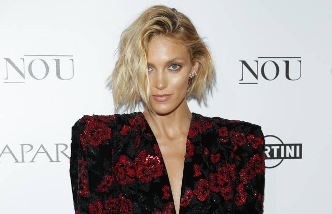 Półnaga Anja Rubik przebrała się za syrenę. Odważnie odsłania ciało