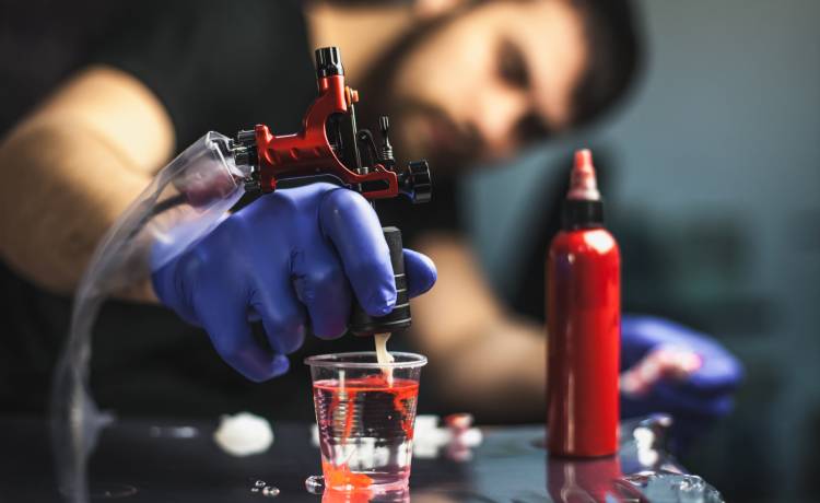 Sześciopak zrobiony nie ćwiczeniami, a tatuażem. Robi wrażenie? [WIDEO]