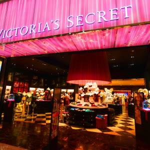 Victoria's Secret w Rossmannie! Sprawdź, jakie produkty będziesz mogła kupić w drogerii!