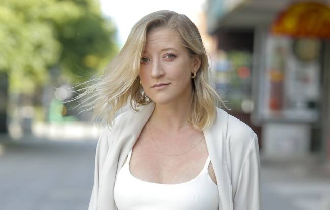 Lara Gessler zrobiła zdjęcie podczas karmienia piersią. Osobisty kadr opublikowała w sieci                 