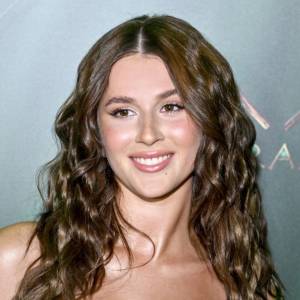 Roksana Węgiel pozuje w eleganckiej sukni. Koronkowa kreacja odsłoniła ciało [FOTO]