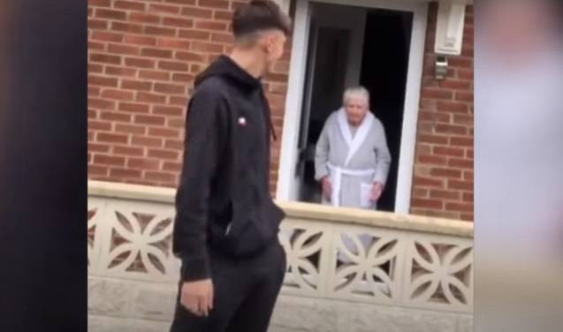 Wnuk nauczył babcię choreografii. Ten taniec robi furorę na TikToku! [WIDEO]