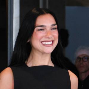 Dua Lipa spaceruje w centrum Warszawy. Fani zachodzą w głowę: co ona tu robi?