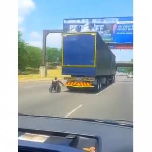 Szybki i wściekły? Jechał na wózku inwalidzkim po autostradzie... trzymając się ciężarówki! 