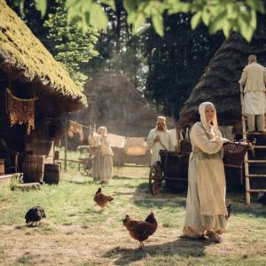 Co Netflix szykuje w drugim sezonie „1670”? Zobacz pierwsze zdjęcia z planu