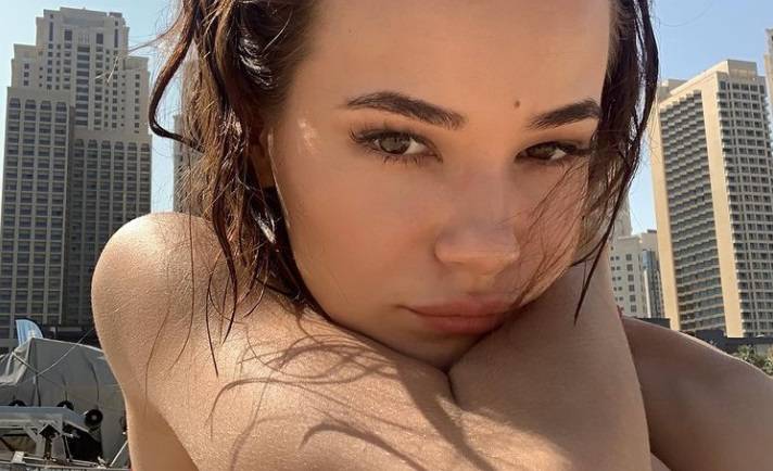 Natalia Szroeder pozuje w czerwonym bikini. "Z morskiej piany zrodzona"