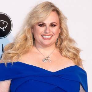 Rebel Wilson mocno schudła. Aktorka eksponuje ciało w stroju, który sporo odsłania! [ZDJĘCIA]