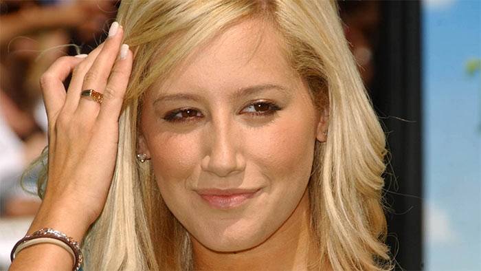 Ashley Tisdale nago przed lustrem. Gwiazda Disneya jest w ciąży. Brzuch jest już naprawdę duży!