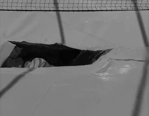 Mężczyzna wciągnięty do zapadliny w basenie. Nie wypłynął [WIDEO]