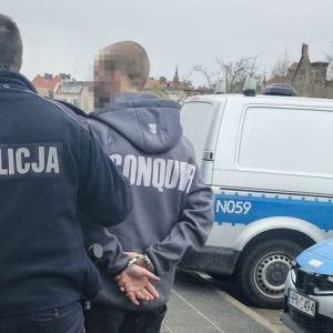 Nietypowa kradzież w Gdańsku. Złodziej wybił szybę dla książki serwisowej