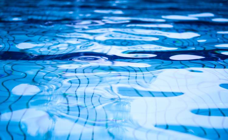 Wybiła zęby przy wejściu do basenu. Wszystko się nagrywało [WIDEO]