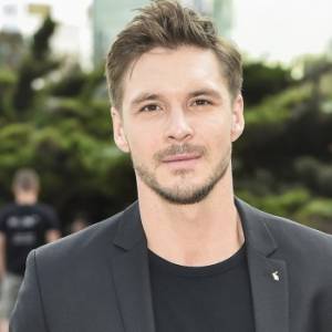 Mikołaj Roznerski z piękną aktorką. Pokazał zdjęcie z planu "M jak miłość". "Robi się interesująco"