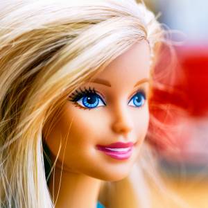 Mattel wyprodukował lalki Barbie z wypadającymi włosami i bielactwem