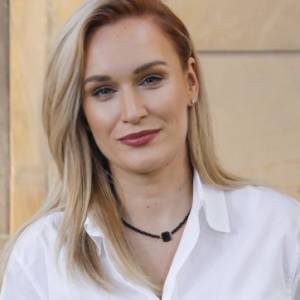 "Rolnik szuka żony". Kamila wskoczyła w czerwony, koronkowy zestaw. Tak wybrała się na ważną uroczystość! [ZDJĘCIE]