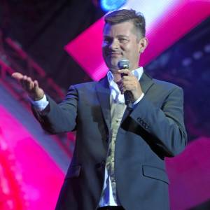 Krzysztof Czeczot wciela się w Zenka Martyniuka. Pokazał zdjęcie z planu filmu