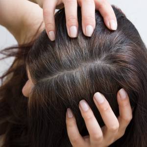 Naturalny sposób na siwe włosy? Ten olejek to hit!