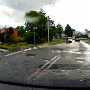 Mężczyzna na wózku zignorował znak "STOP". Pociąg nie zdążył wyhamować przed przejazdem kolejowym... [WIDEO]