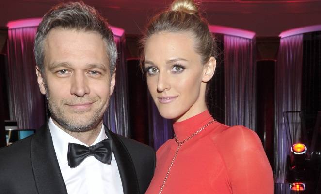 Aleksandra Żebrowska odsłoniła spory, ciążowy brzuch. Obok niej: Michał Żebrowski. Aktor wybrał oryginalny strój! [ZDJĘCIE]