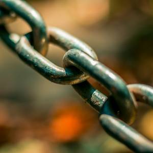 Dzieci przykuły swojego ojca łańcuchami do ściany. Mężczyznę po 8 dniach uwolniła policja                                                                 