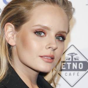 Olga Kalicka kusi głębokim dekoltem. Aktorka pokazała też, jak wygląda bez mocnego makijażu                                         