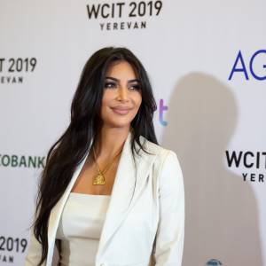 Kim Kardashian odsłania ciało w skąpym bikini. Gorące fotografie trafiły do sieci 