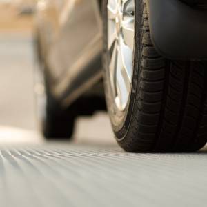 Jechał ponad 100 km/h w terenie zabudowanym. Prowadził karawan [WIDEO]