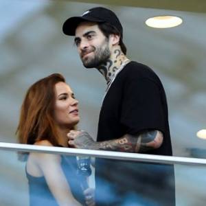 Quebonafide nosi na plecach Natalię Szroeder. "Kto to widział, żeby małpę na barana nosić?”