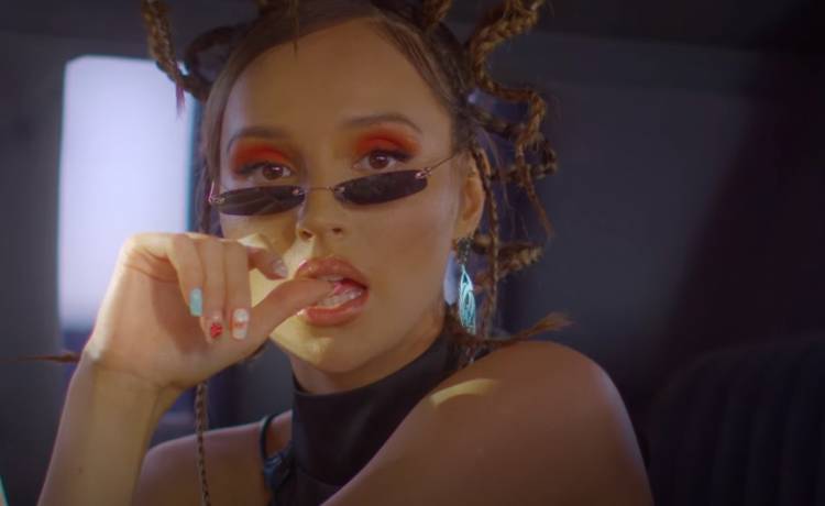 Marina wypuściła nowy singiel! W teledysku do "Nigdy więcej" wystąpił nawet Wojciech Szczęsny                                                              