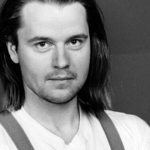 Jego głos znają wszyscy! Na długo zniknął z show-biznesu. Czym zajmuje się dziś?