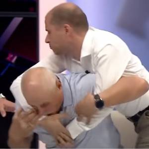 Bójka podczas programu na żywo! Jeden z polityków stracił przytomność [WIDEO]