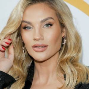 Karolina Gilon w kusej kreacji. Modelka postawiła na róż! "Kobieta rakieta" [ZDJĘCIA]