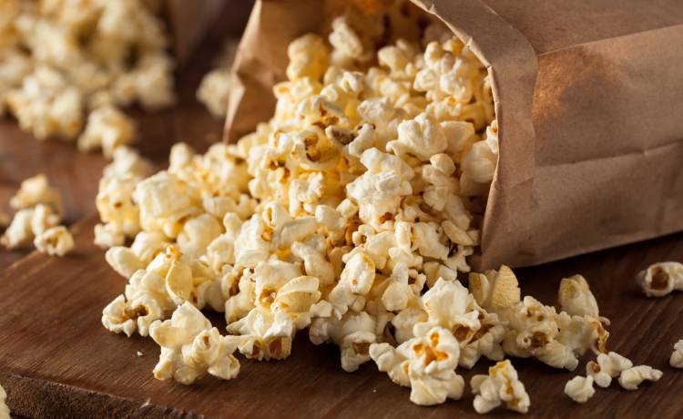 Pilny komunikat GIS. Popcorn znika ze sklepów. Nie należy go spożywać!