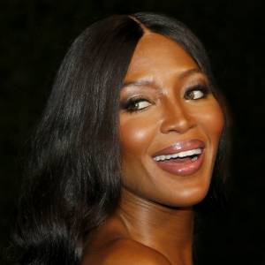Zmysłowa sesja Naomi Campbell. Modelka pozuje półnaga! Nie uwierzycie, ile ma lat! [ZDJĘCIA]