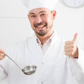 Wystarczy dodać jedną łyżkę. Tak poprawisz smak rosołu